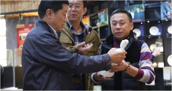 全國政協(xié)常委、中國文聯(lián)副主席趙化勇一行到多寶堂參觀調(diào)研